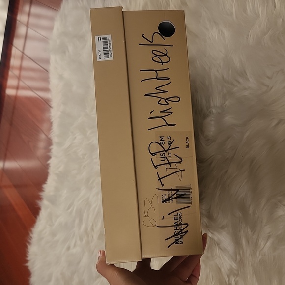 Michael Kors Leona Black Leather Bootie US size 8M used in great condition - Picture 10 of 17